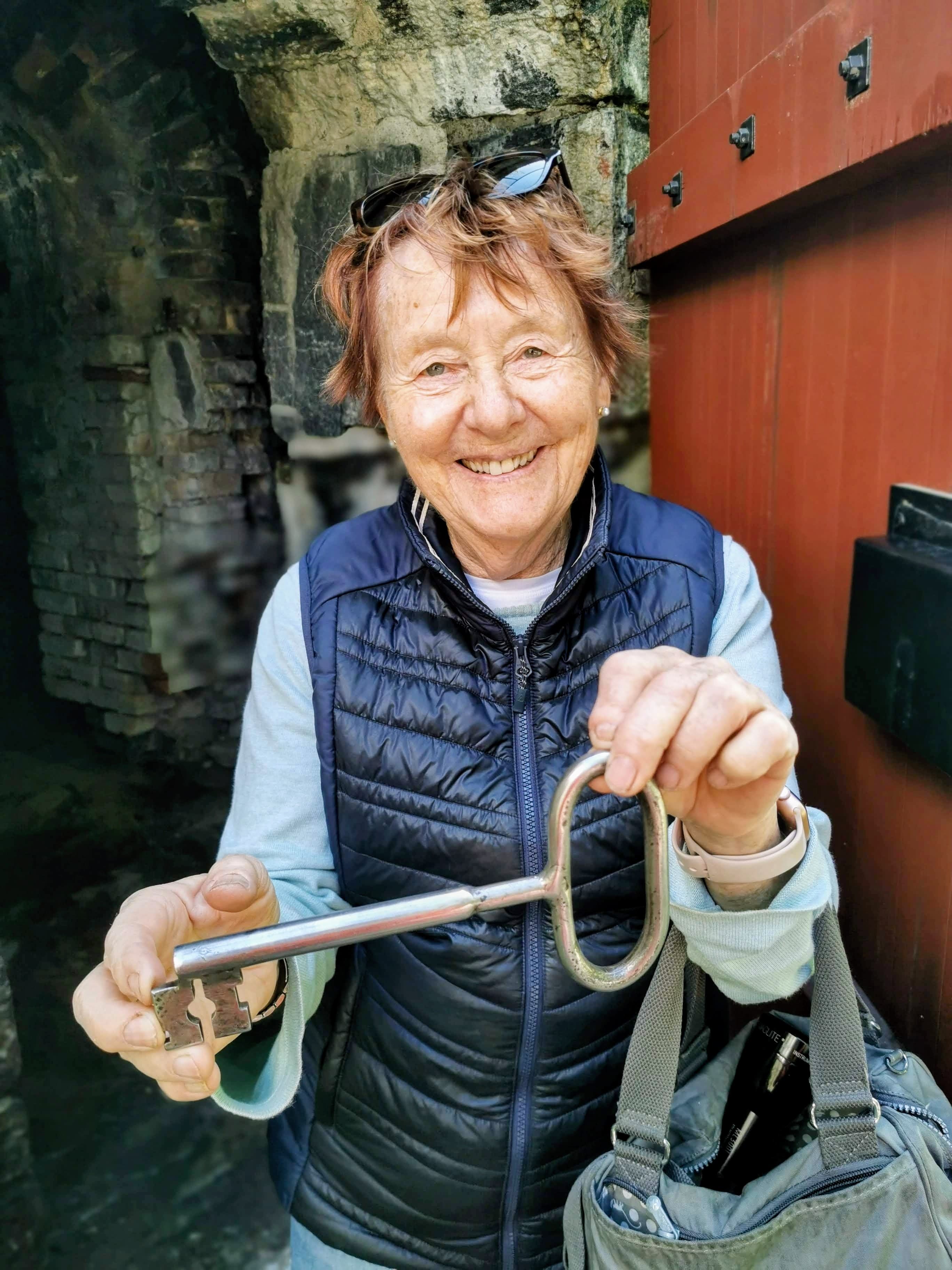 Porträtfoto von Margareta Björklund mit einem Schlüssel.