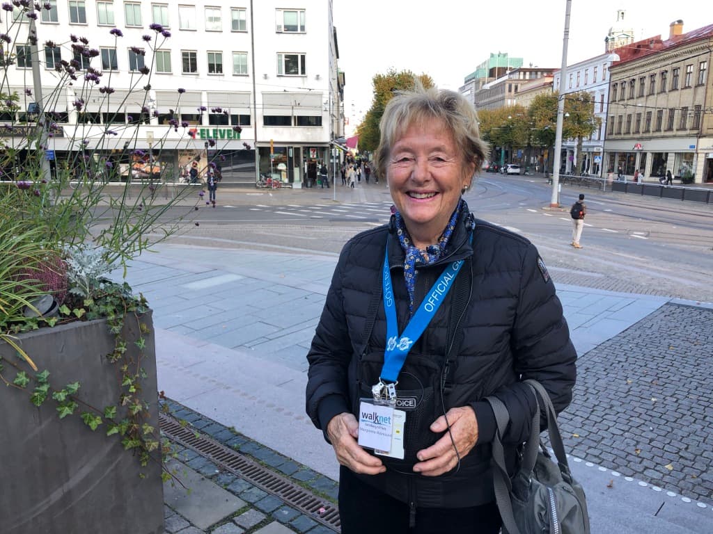Ganzporträtfoto von Margareta Björklund im Freien.