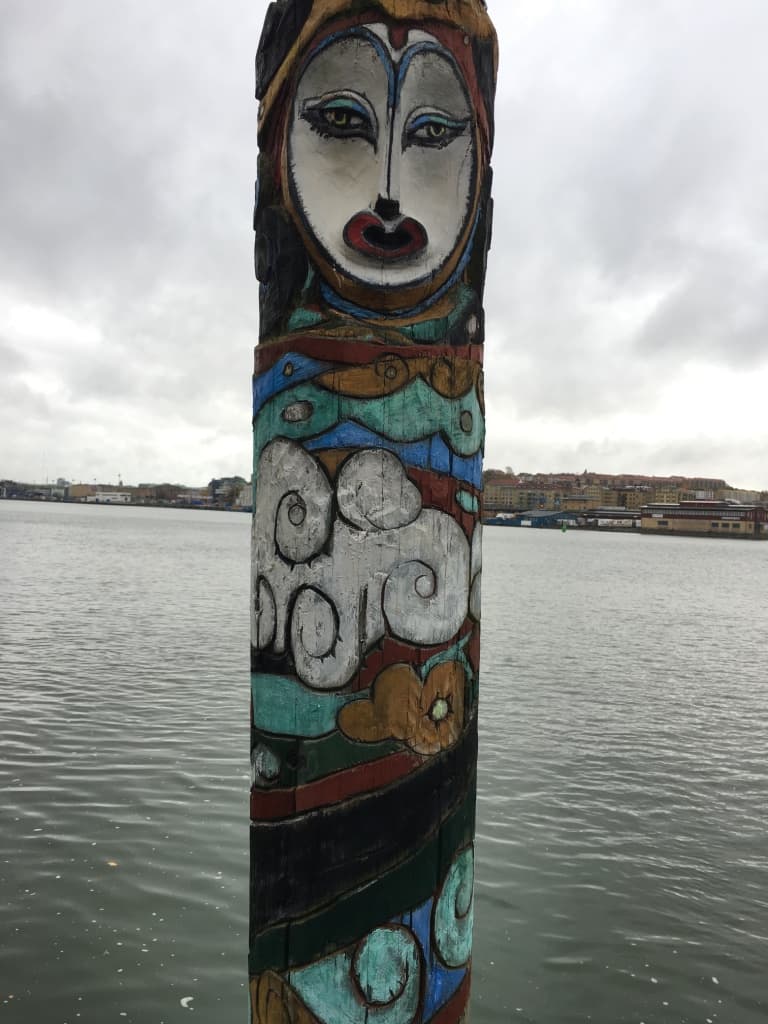 Promenadstråk med konst längs kajen på Eriksberg