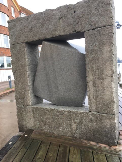 Konstverk vid Norra Älvstranden med utsikt över vattnet