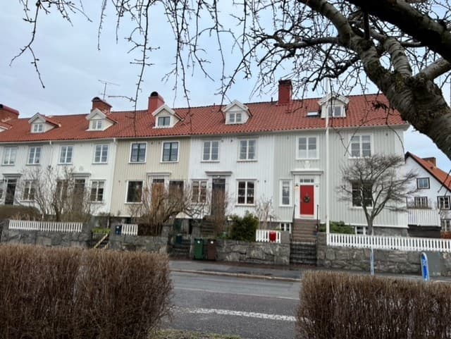 Villakvarter i Lorensbergs villastad med grönska och sekelskifteshus